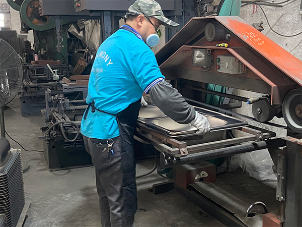 生產（chǎn）不鏽鋼洗菜盆廠家在（zài）進行拉伸（shēn）生產