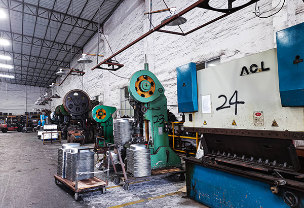 陶瓷（cí）顆（kē）粒彩色防滑（huá）路麵