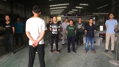 生產不鏽鋼洗菜盆廠家手工車間員工早會