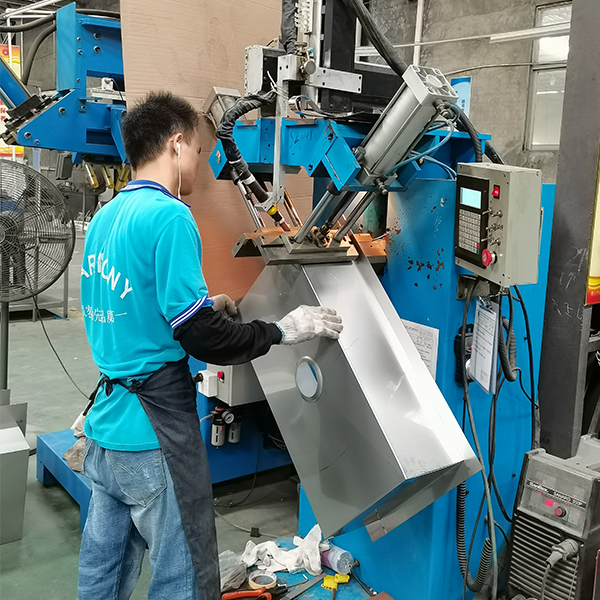 生產不鏽鋼水（shuǐ）槽（cáo）的廠（chǎng）家