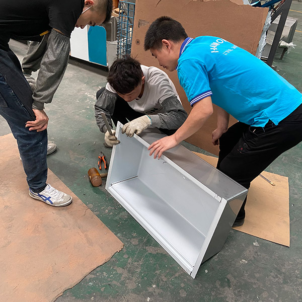 生產不鏽鋼洗（xǐ）菜盆廠家在（zài）進行細節維修